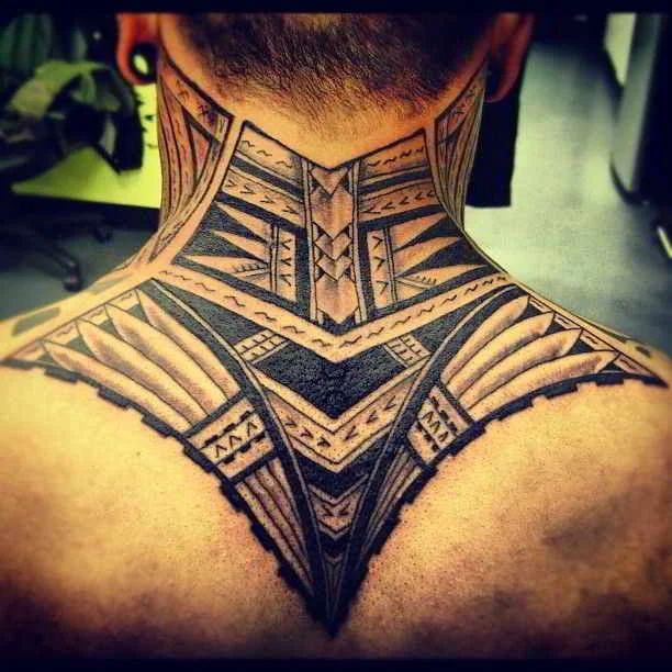 imagen de un hombre con tatuaje maori en el cuello