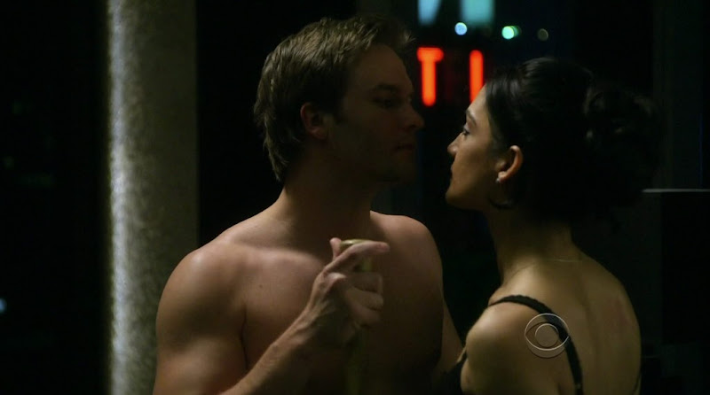 Scott Porter Shirtless on The Good Wife s2e14