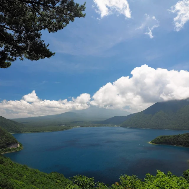 中ノ倉峠　展望台　本栖湖