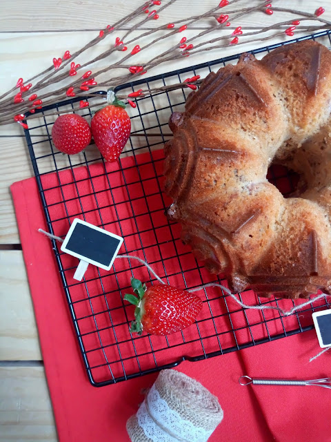 Bundt cake de sirope de arce con nueces y fresas. Maple, walnuts and strawberries bundt cake.  Desayuno, merienda, postre, recetas de temporada. Nordicware Cuca