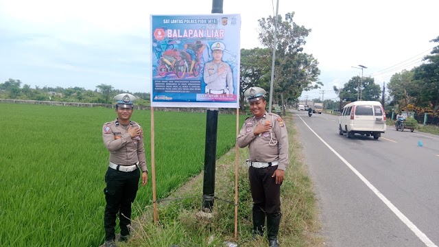 Satlantas Polres Pidie Jaya Pasang Spanduk Larangan Balap Liar dan Knalpot Blong