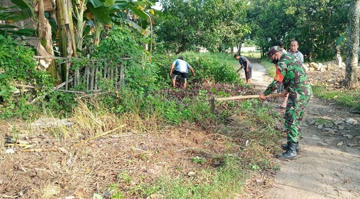 Babinsa Koramil 1426-04/Galesong, Motifator Penggerak Masyarakat Membersihkan Lingkungan Binaannya 