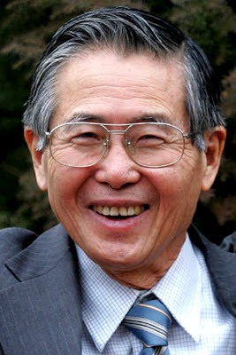 Foto de Alberto Fujimori con una gran sonrisa y lentes