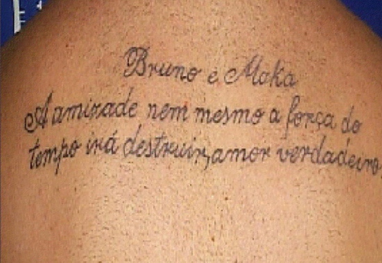 Tatuagem nas costa de Macarrão, jurando amor ao goleiro Bruno, bruno pode ser solto, goleiro bruno pode ser solto 2012