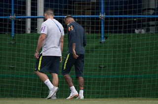 http://vnoticia.com.br/noticia/2863-neymar-deixa-o-treino-da-selecao-brasileira-mancando-e-preocupa