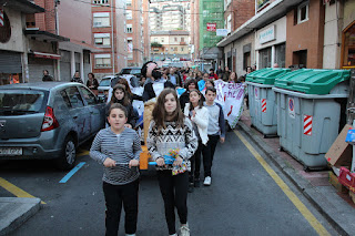 El desfile de Olentzero del colegio Arteagabeitia reivindica que se haga un patio cubierto