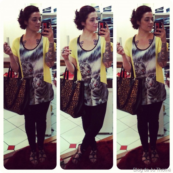 look blusa amarela com tigres e jeans preto com rasteira