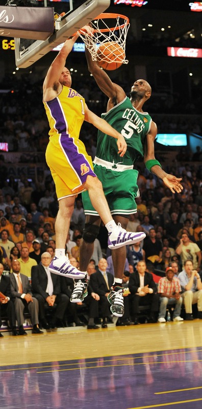 kevin garnett dunks on ronny turiaf. Dunking kevin garnett,