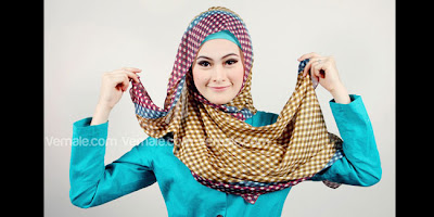 Model Jilbab Segi Empat Motif Tartan