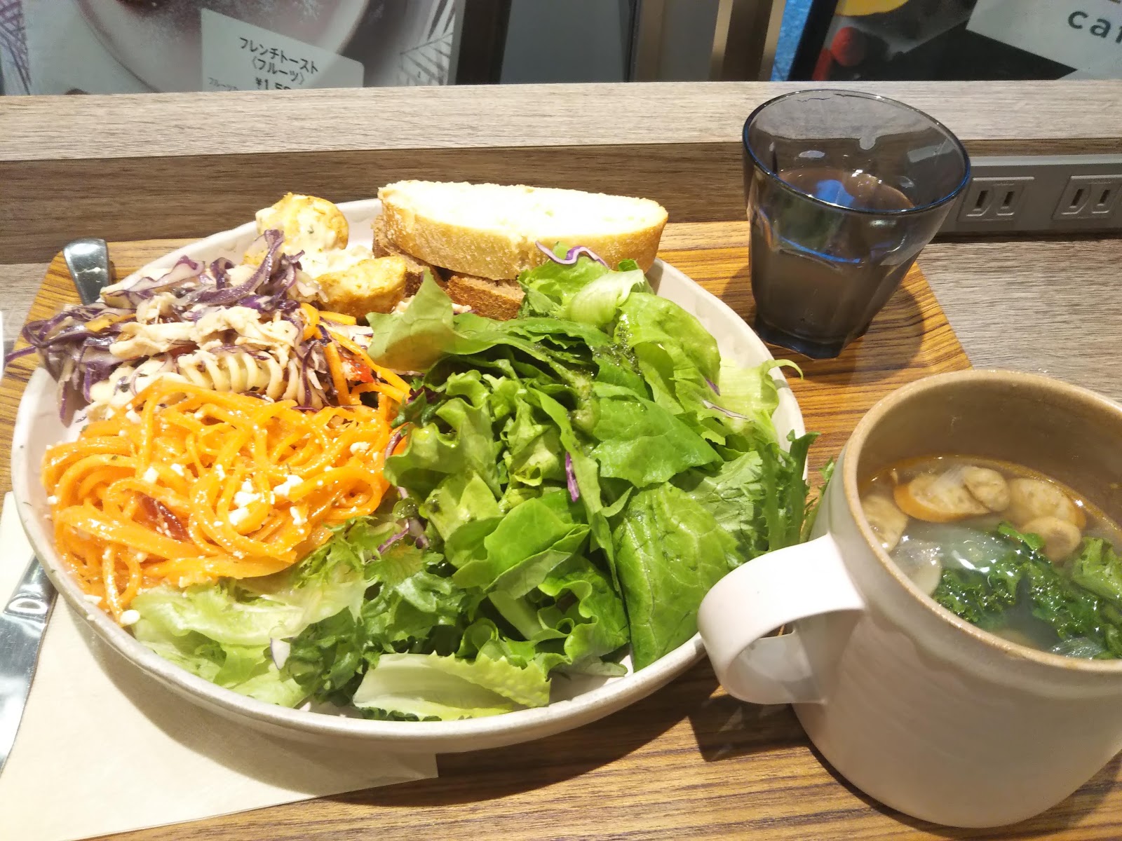 蓼くい Aloha Salads Cafe六本木一丁目店 ランチデリとチョリソのスープ