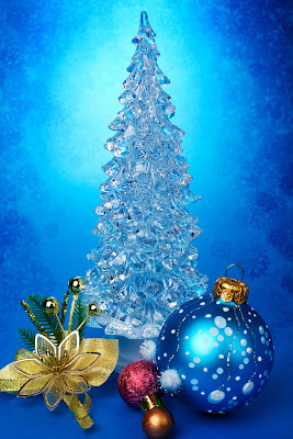 Postales navideñas con pinito de navidad, esferas y regalos.