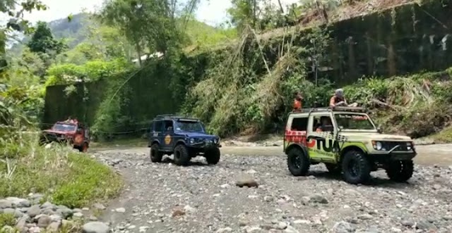 Komunitas Jeep Bagikan Paket Sembako ke Warga Perbatasan Kebumen Utara