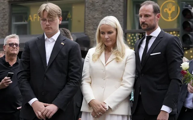 Crown Prince Haakon, Crown Princess Mette-Marit and Prince Sverre Magnus attended a tribute ceremony at the London Pub