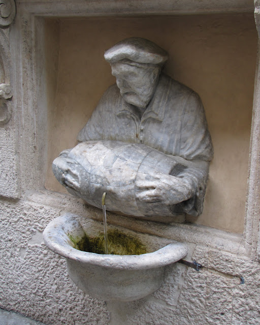 Il Facchino (The Porter), via Lata, Rome