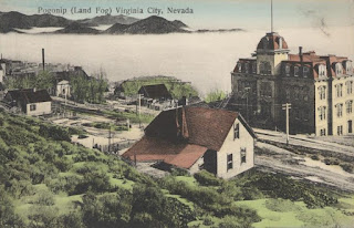 20. yüzyılın başlarından kalma bir kartpostaldan Virginia City, Nevada'da Pogonip sisi