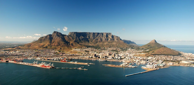 Nằm ở thành phố Cape Town, núi Bàn là một kỳ quan thiên nhiên của Nam Phi. Ngọn núi cao 1.084 m này là thiên đường cho những người yêu thiên nhiên và đam mê môn đi bộ đường dài. Bạn cũng có thể đi cáp treo lên đỉnh núi. Từ trên đỉnh, bạn có thể ngắm nhìn quang cảnh 360 độ tuyệt đẹp của Cape Town. Núi Bàn là nơi sinh sống của nhiều động thực vật. Một số không được tìm thấy ở nơi nào khác trên thế giới.