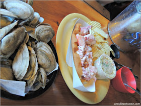 Lobster Shack en Perkins Cove: Lobster Roll Doble y Almejas al Vapor