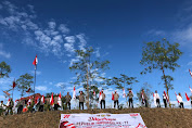 Potret Sang Merah Putih di Puncak Jatiwangi saat Dikibarkan oleh Personil Polres Bima Kota