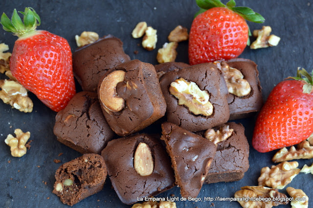 mini-brownies-de-chocolate-negro-con-frutos-secos