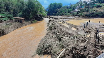NGERI! 10 Rumah Beserta Isinya Hanyut Terbawa Banjir Bandang di Sulawesi Tengah