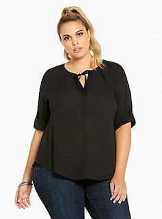 ¿Cómo combinar blusa negra siendo gordita?