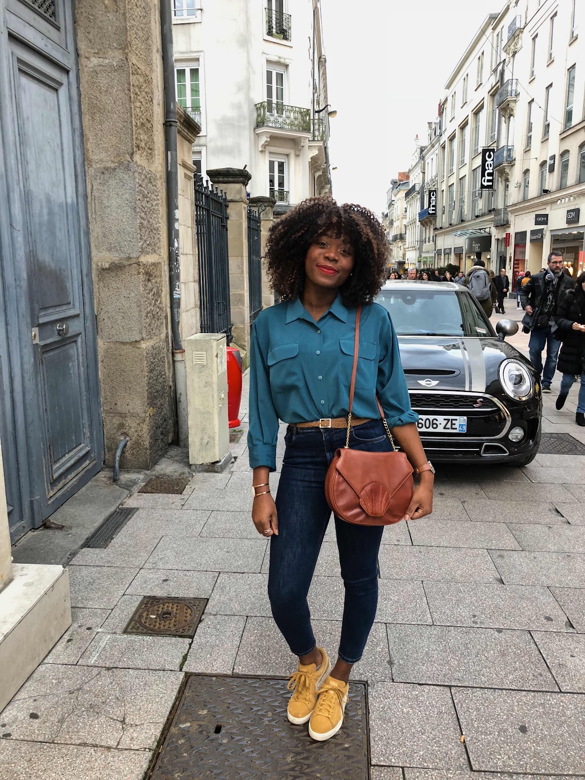 look en trench baskets jaunes