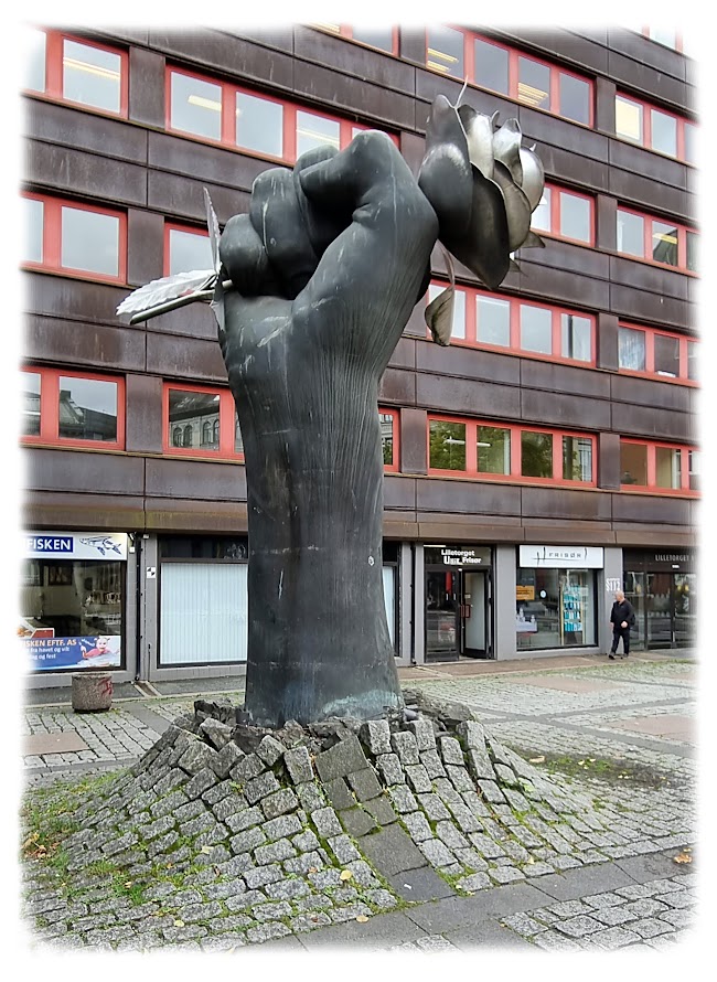 Ola Enstads skulptur «Neve med rose» på Lille­torget 1 på Grønland Bydel Gamle Oslo.