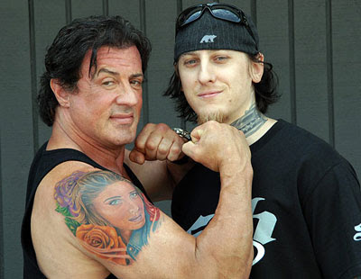 Sylvester Stallone exibe sua tatuagem!
