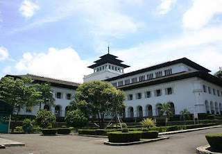 Tempat Wisata Di Bandung - Gedung Sate Bandung 3