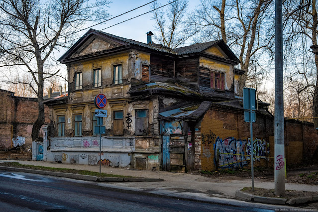 Старый полуразрушенный дом у дороги