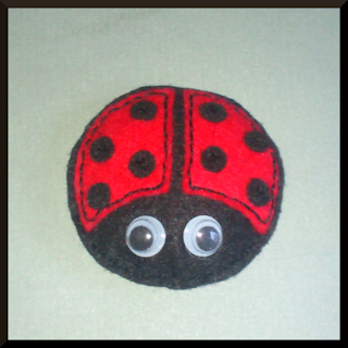 broche mariquita fieltro roja