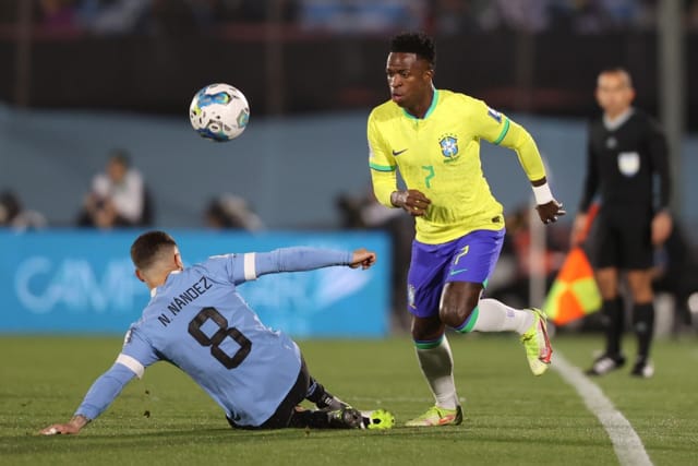Brasil e Uruguai fazem duelo de gigantes nas Eliminatórias