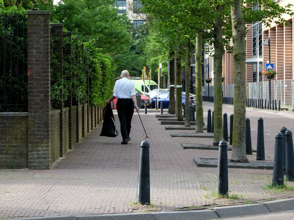 Man ruimt rommel op van straat in de vroege ochtend, Utrecht