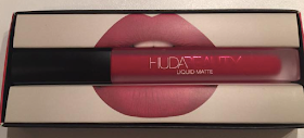 revue Huda Beauty rouge à lèvres liquides à effet mat Heartbreaker