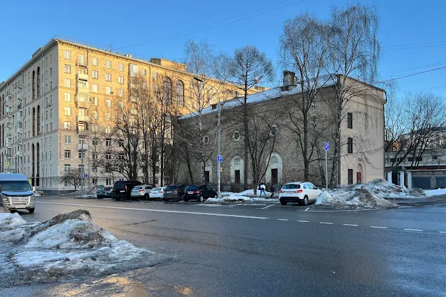 улица Николая Коперника, жилой дом 1957 года постройки, тяговая подстанция метрополитена Т-22 «Университет»