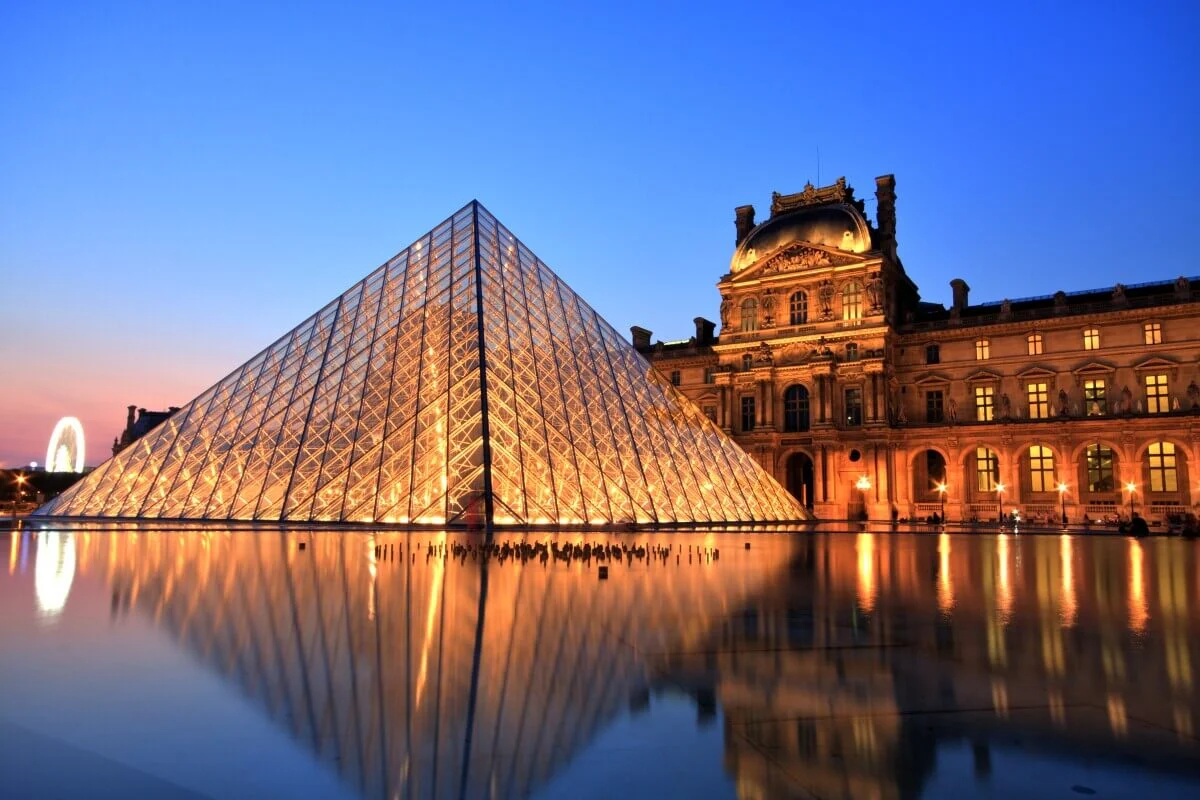 Pirámide del Museo del Louvre, como se llama la pirámide de cristal en parís, pirámide de cristal en parís, que hay en la pirámide de Louvre, pirámide de Louvre curiosidades, pirámide de Louvre arquitectura, pirámide de Louvre historia, pirámide de Louvre arquitecto, pirámide de Louvre en parís, pirámide de Louvre estructura, pirámide de Louvre Francia, pirámide de Louvre Cuanto mide, ¿Qué significa la pirámide del Louvre?, ¿Qué hay dentro de la pirámide del Louvre?, ¿Quién construyó la pirámide de cristal del Louvre?, ¿Cuándo se hizo la pirámide del Louvre?, fotos