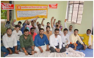 आंदोलनरत तदर्थ शिक्षकों के समर्थन में प्रदर्शन करते समाजवादी छात्रसभा के पदाधिकारी।