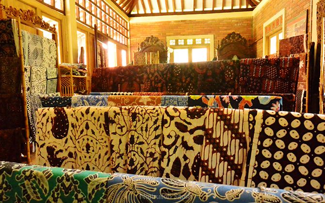 Berbagai macam motif batik yang terpajang di toko