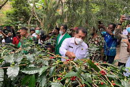 Jhon Richard Banua Dukung Upaya Kelompok Tani Okesa Kembangkan Agrowisata di Yagara
