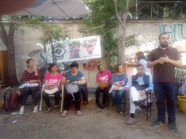 diversos activistas sentados de cara al público y vistiendo camisetas reinvindicativas cuentan su historia