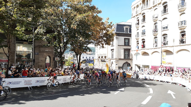 Les cyclistes au départ de la 14e étape du Tour de France, Clermont-Ferrand, le 12 septembre 2020.