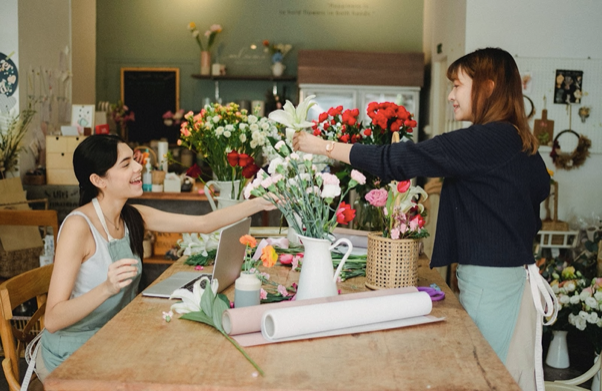 How to Host a Flower Arranging Workshop: The Ultimate Guide