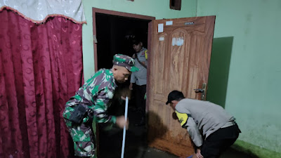 TNI-Polri Bantu Rumah Warga Yang Terendam Air Akibat Luapan Sungai