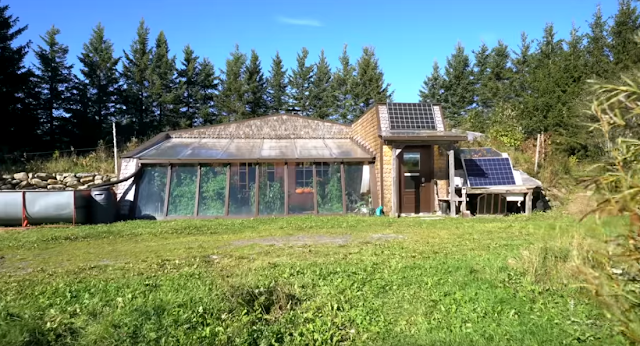 La vie d'une famille dans un Earthship