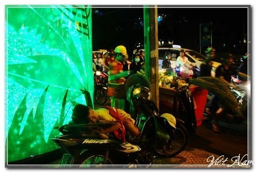 Bé theo chân bố mẹ xuống phố đón năm mới, Việt Nam
