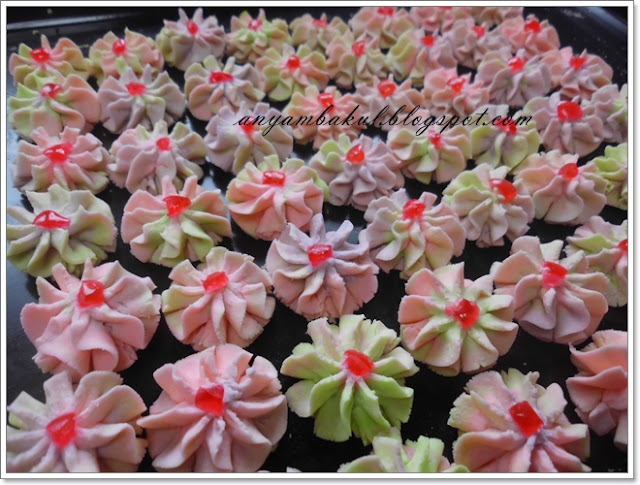 Life Is Sweet: Biskut Semperit Bunga Dahlia/Cina