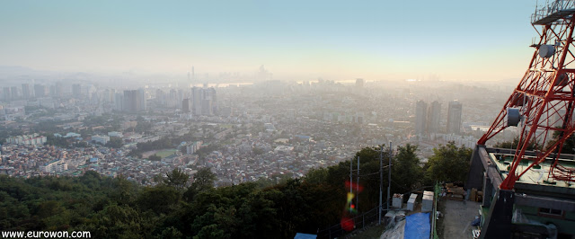 Vista panorámica de Seúl desde la montaña Namsan