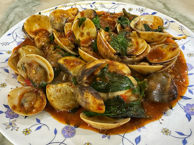 clams with chili paste and sweet basil