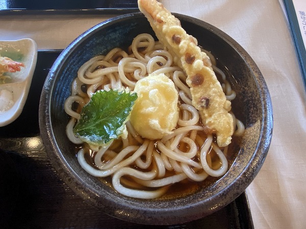 うどんらんぷ 若蔵のちくわ玉天ぶっかけうどん+えび天+かやくご飯