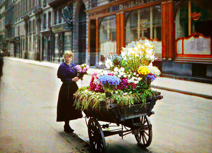 40 Old Color Pictures Show Our World A Century Ago - Flower Street Vendor, Paris, 1914